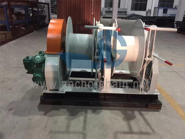 Hydrauliczna wciągarka cumownicza z podwójnym bębnem